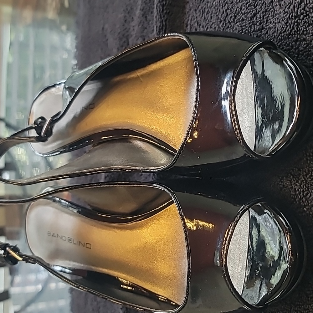 Woman's size 8 patent leather platform shoe